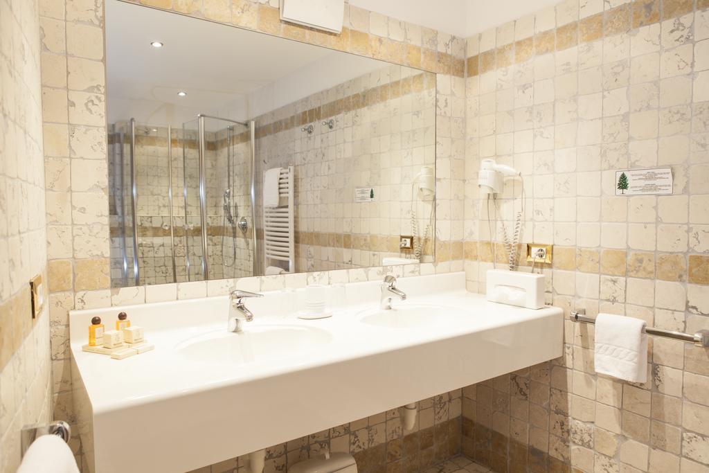 Landhotel Tharerwirt Olang Room photo